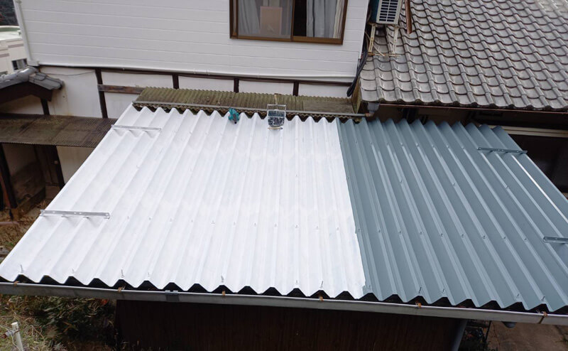 折半屋根塗装中